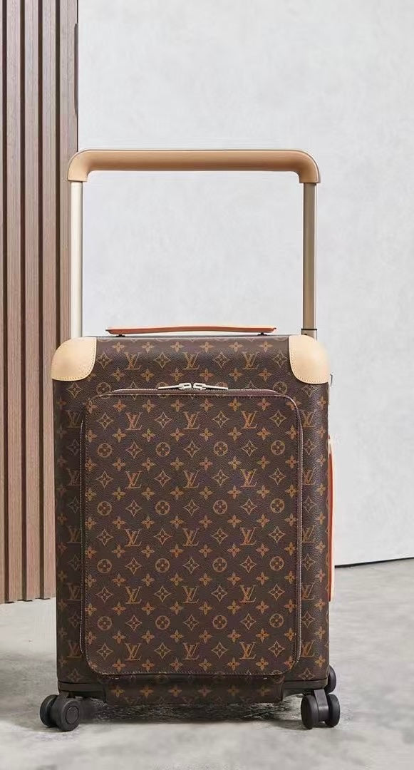 Elegant Spinner Suitcase with Front Pocket