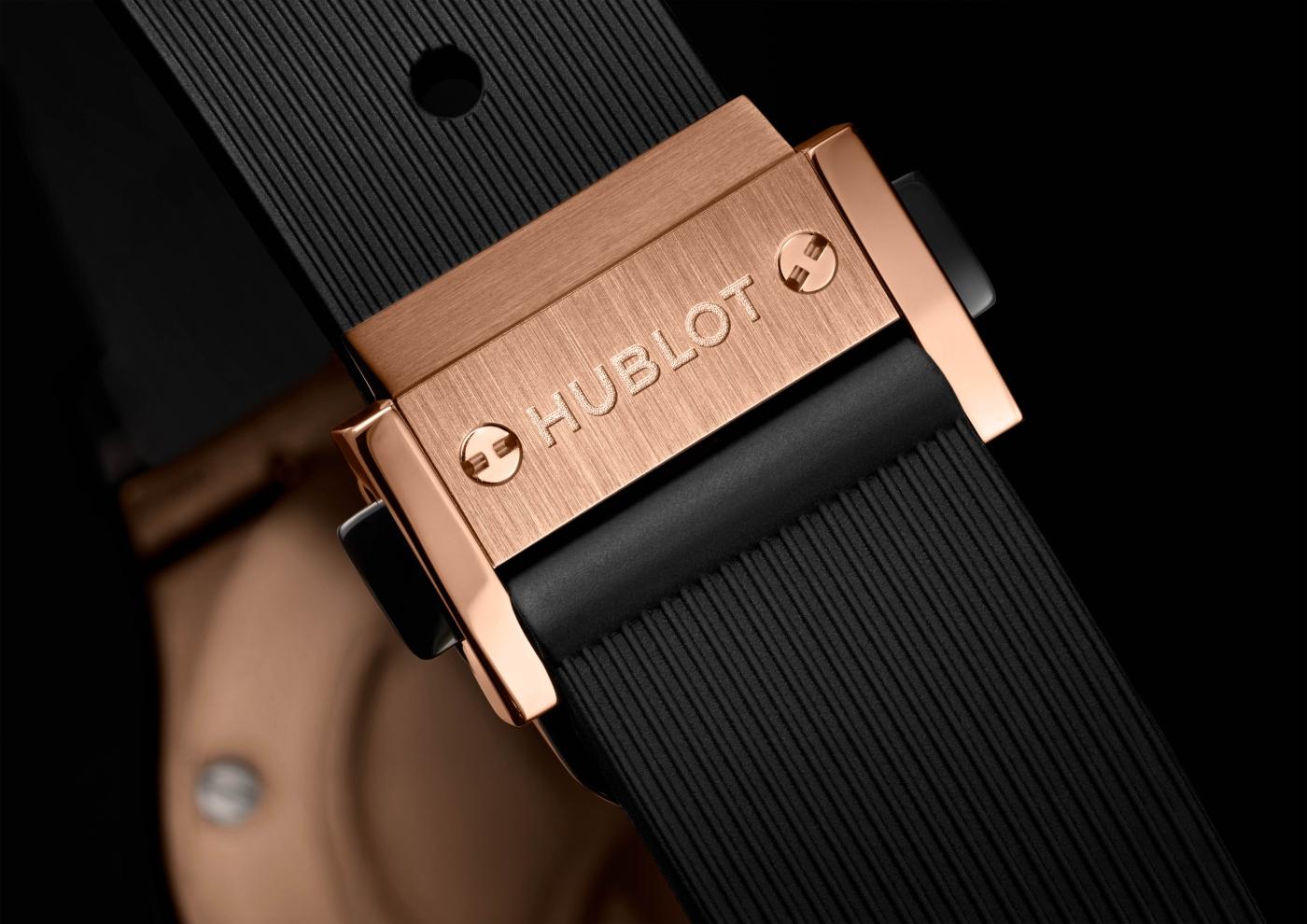 Classic Fusion King Gold Diamond Black Dial Rubber Strap Watch 33MM