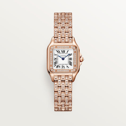ساعة Panthère de Cartier صغيرة مقاس 30.3 مم × 22 مم، مصنوعة من الذهب الوردي، إطار مرصع بالألماس، تاج مرصع بالألماس، ميناء فضي، وسوار من الذهب الوردي مرصع بالألماس، تعمل بحركة كوارتز.