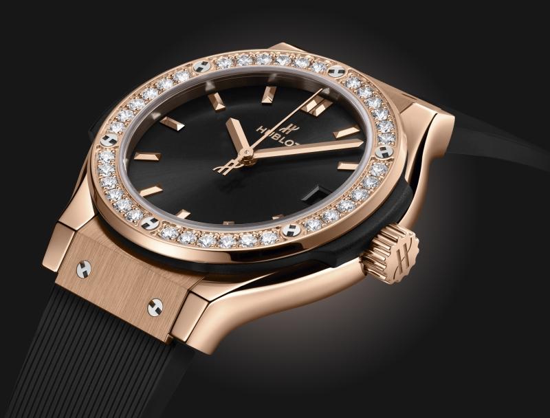 Classic Fusion King Gold Diamond Black Dial Rubber Strap Watch 33MM