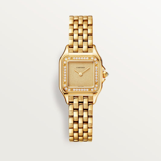 ساعة Panthère de Cartier صغيرة مقاس 30.3 مم × 22 مم، مصنوعة من الذهب الأصفر، بإطار مرصع بالألماس وتاج مرصع بالألماس، وميناء ذهبي، وسوار من الذهب الأصفر، تعمل بحركة كوارتز.