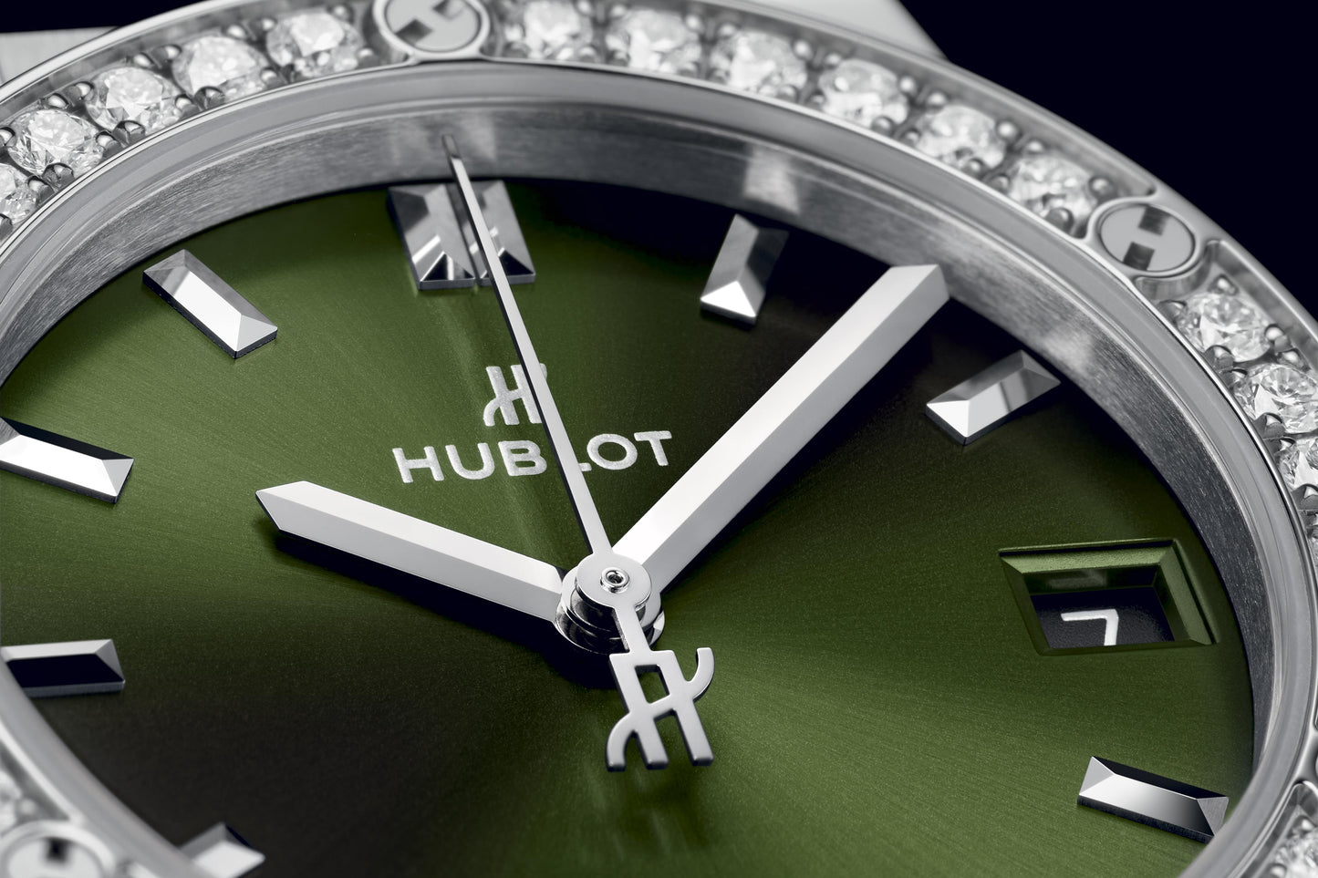 Classic Fusion Titanium Green Diamonds 33 mm