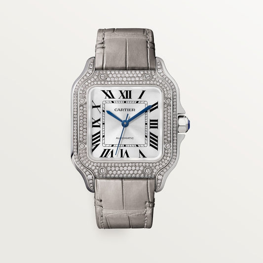 ساعة Santos de Cartier متوسطة الحجم 35.1 مم، مصنوعة من الذهب الأبيض مع إطار مرصع بالألماس، وتاج أزرق، وميناء فضي بنمط أشعة الشمس، وسوار من جلد التمساح، وحركة أوتوماتيكية.